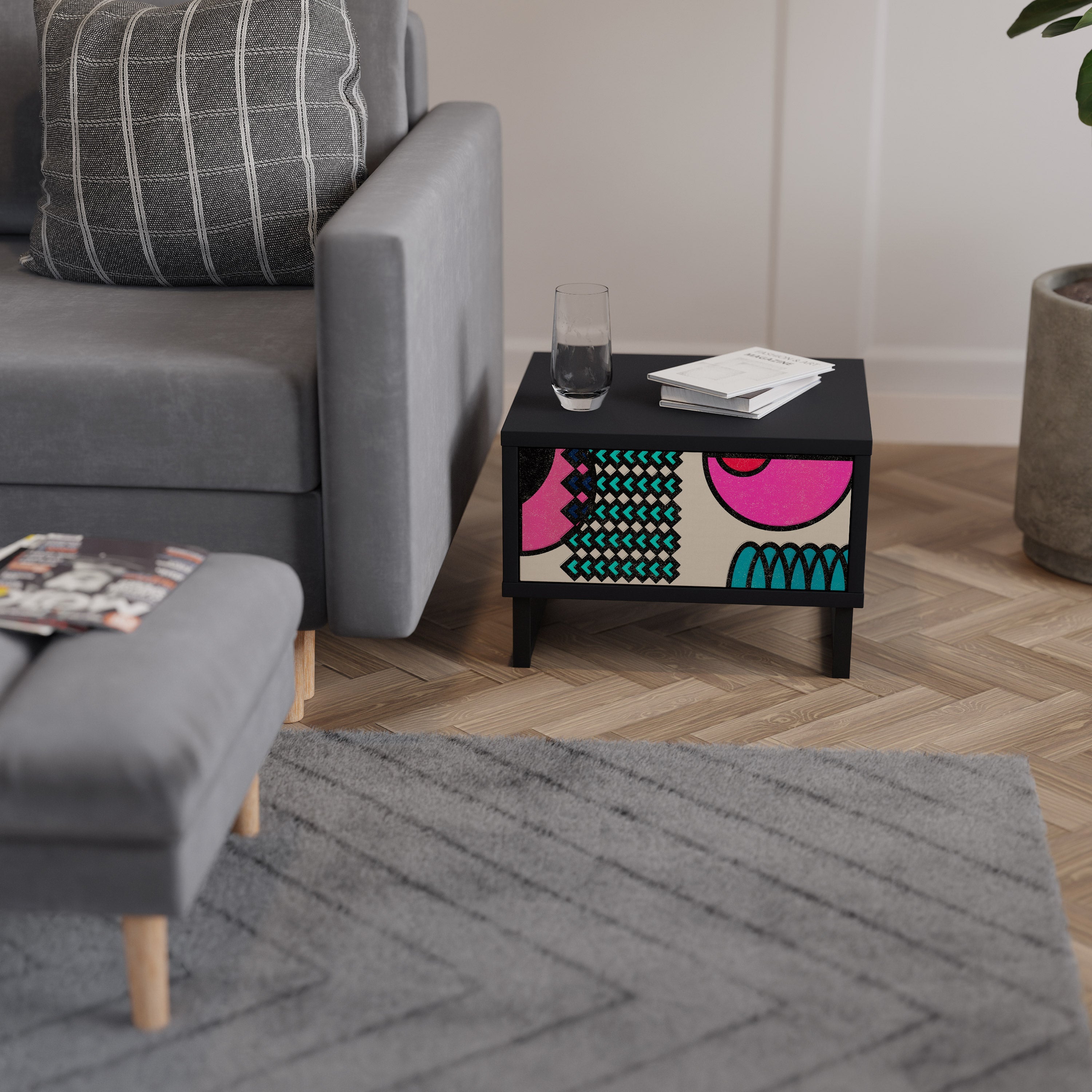 GEOMETRIC RHAPSODY Mesa de Cabeceira em Acabamento Preto