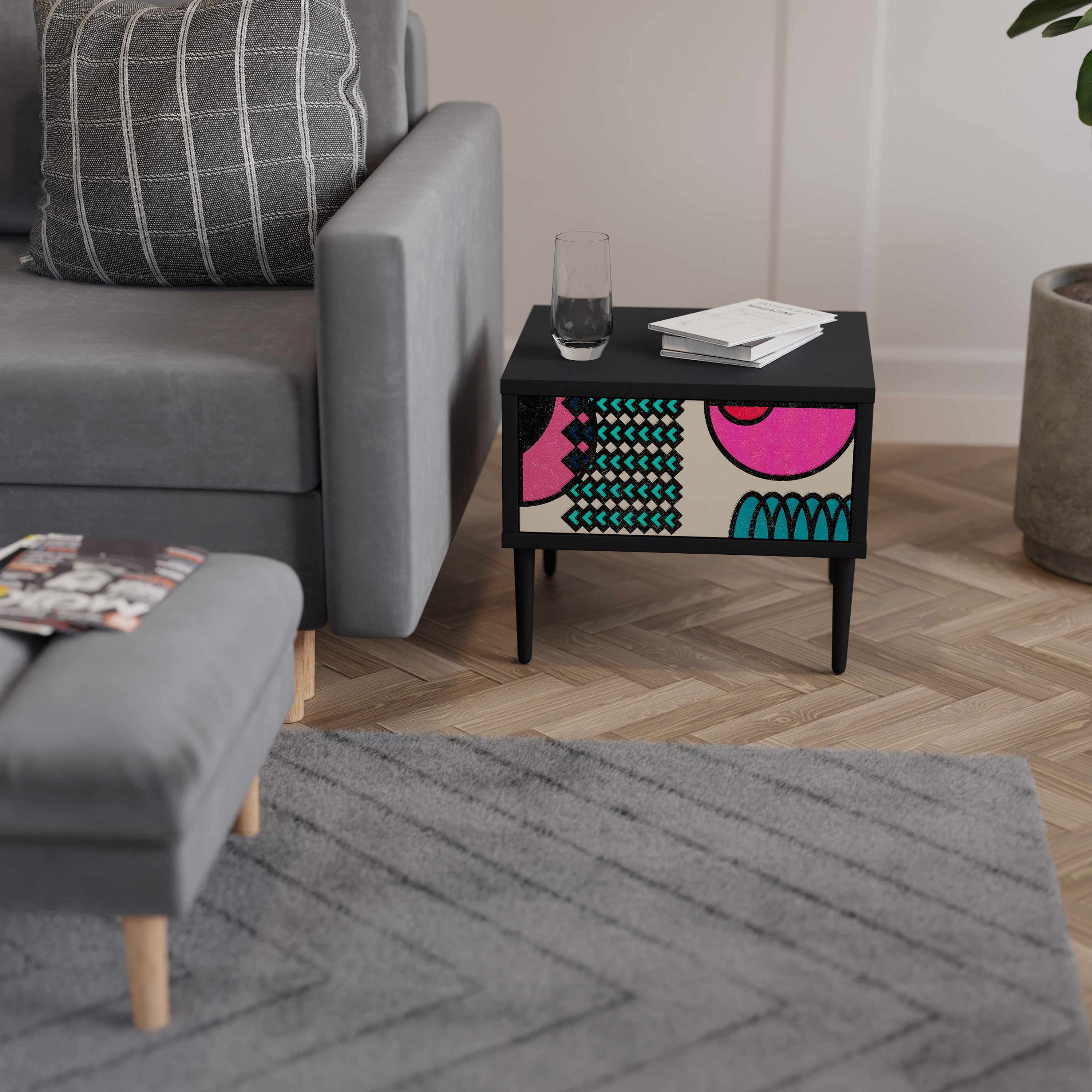 GEOMETRIC RHAPSODY Mesa de Cabeceira em Acabamento Preto