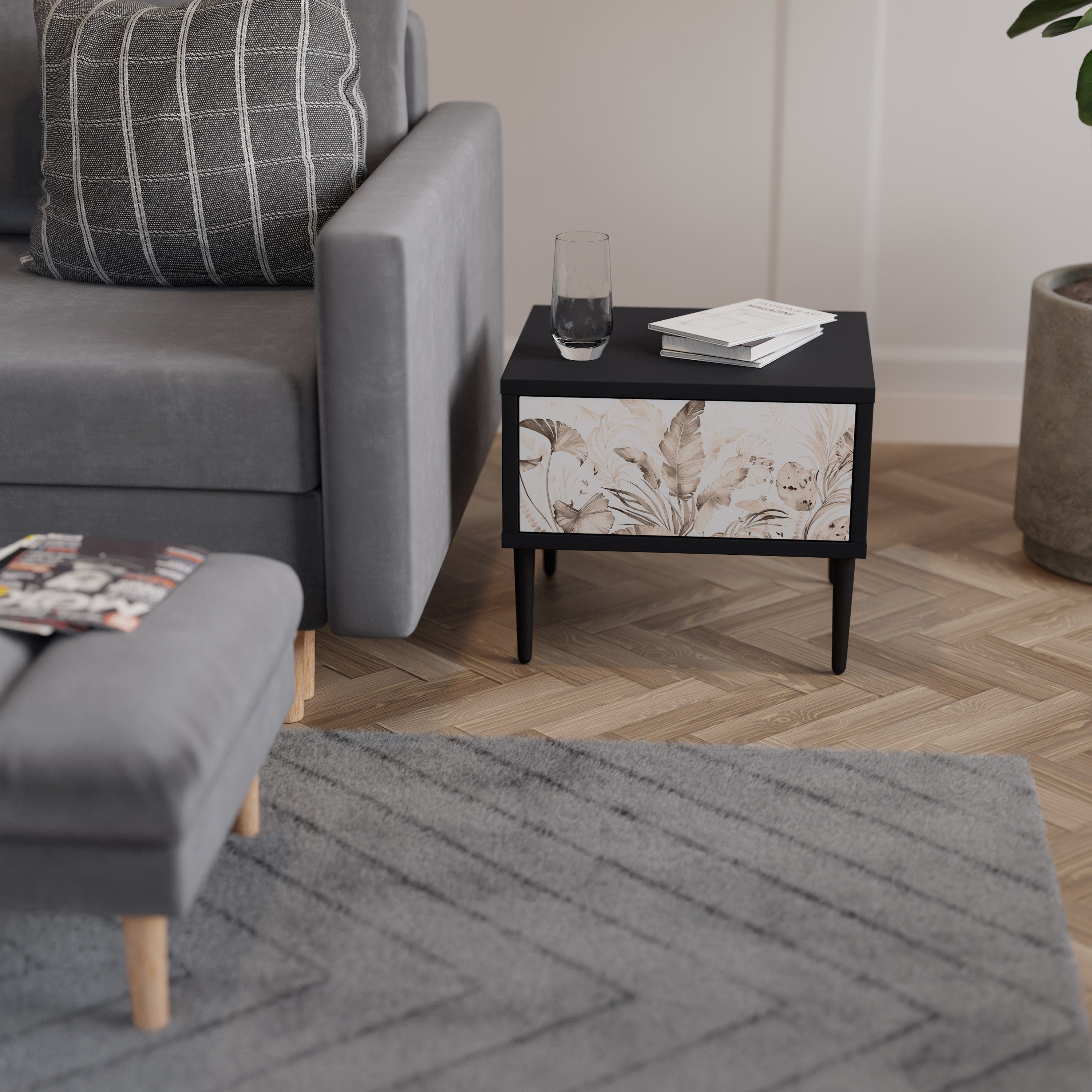 WILD TENDERNESS Mesa de Cabeceira em Acabamento Preto