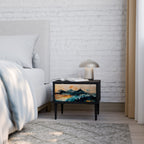 OMINOUS MOUNTAINS Mesa de Cabeceira em Acabamento Preto