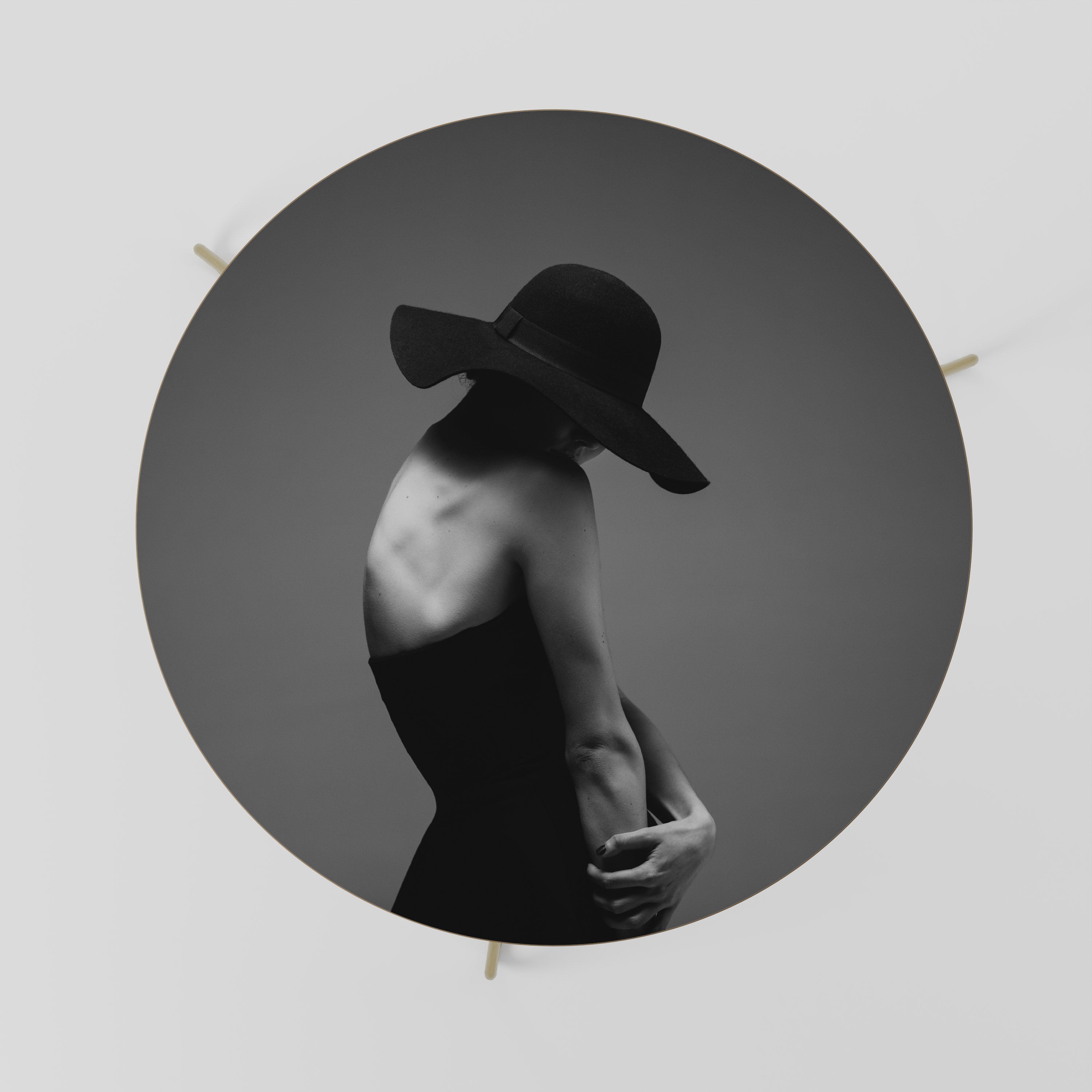 SILHOUETTE OF MYSTERY Mesa de Centro 69