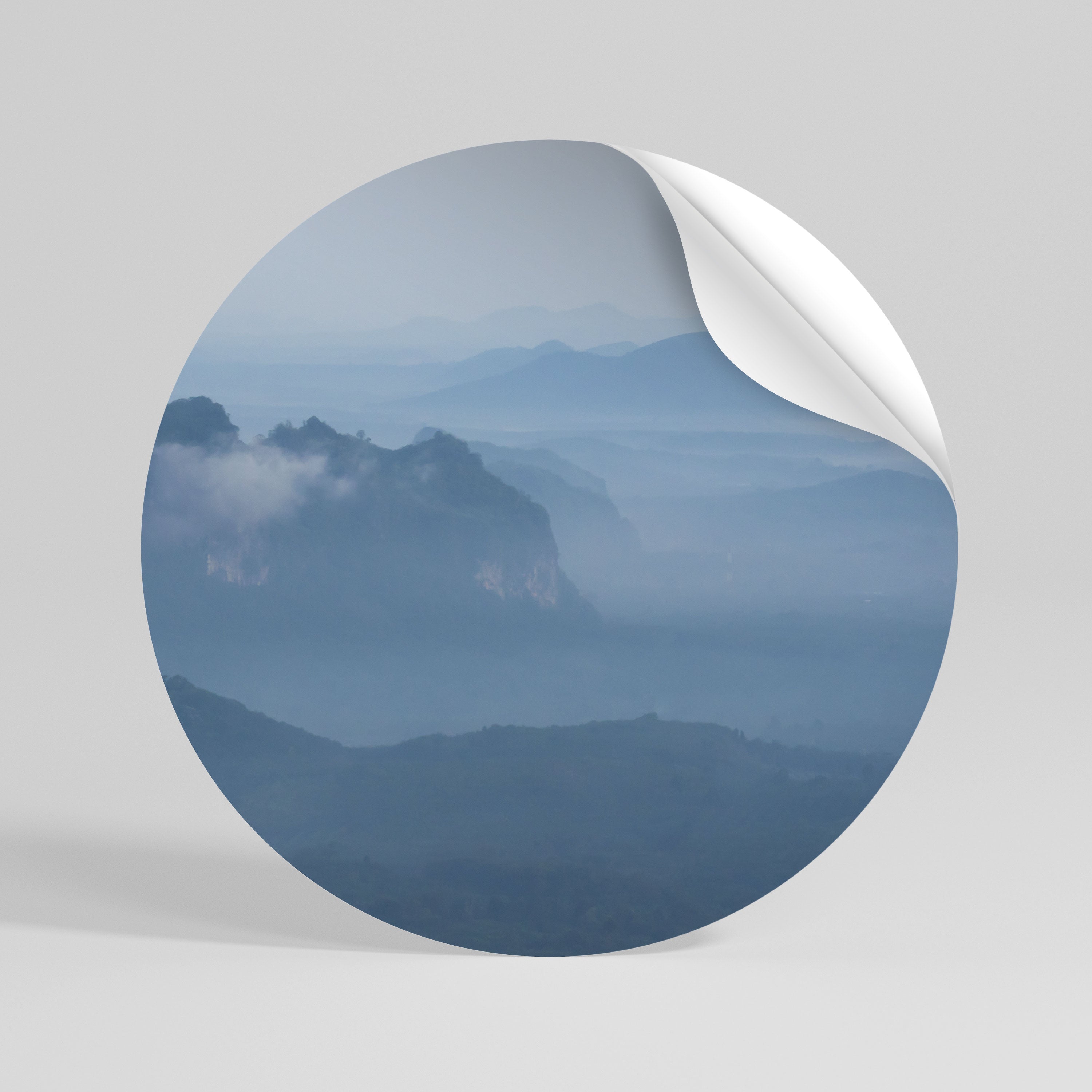 MISTY MOUNTAIN WHISPER Autocolante Redondo Removível