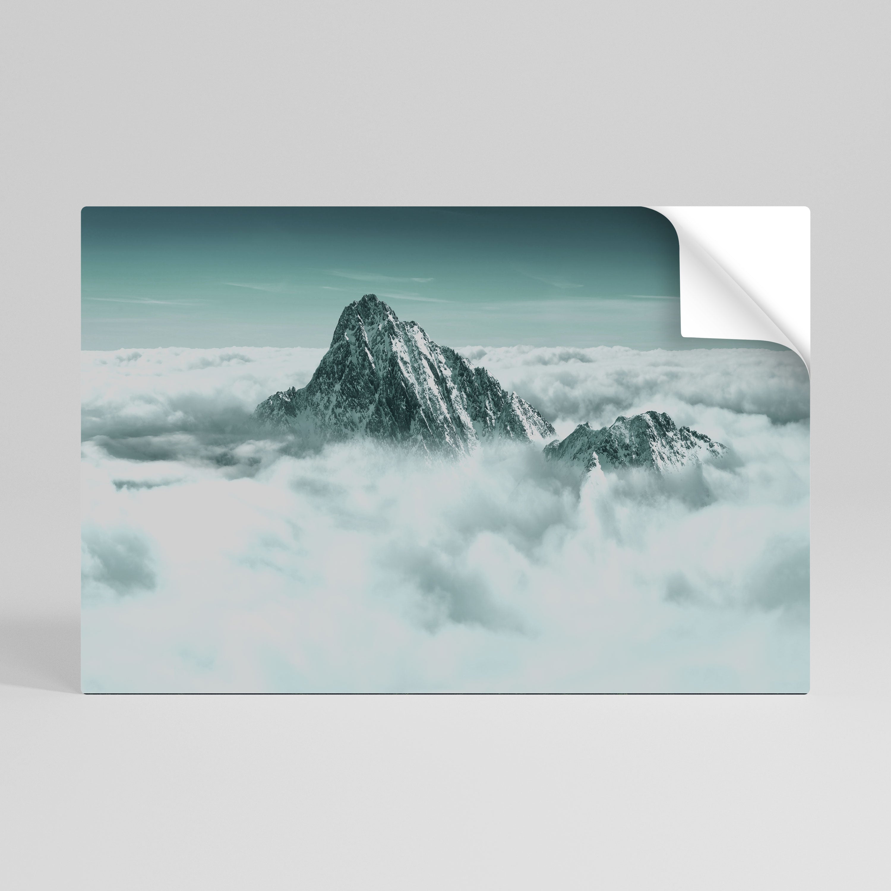 CLOUD-KISSED PEAK Póster Autocolante Horizontal