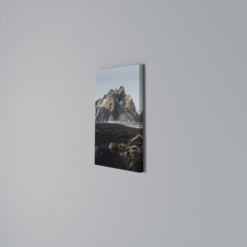 ECHOES OF TIMELESS HEIGHTS Quadro em tela vertical