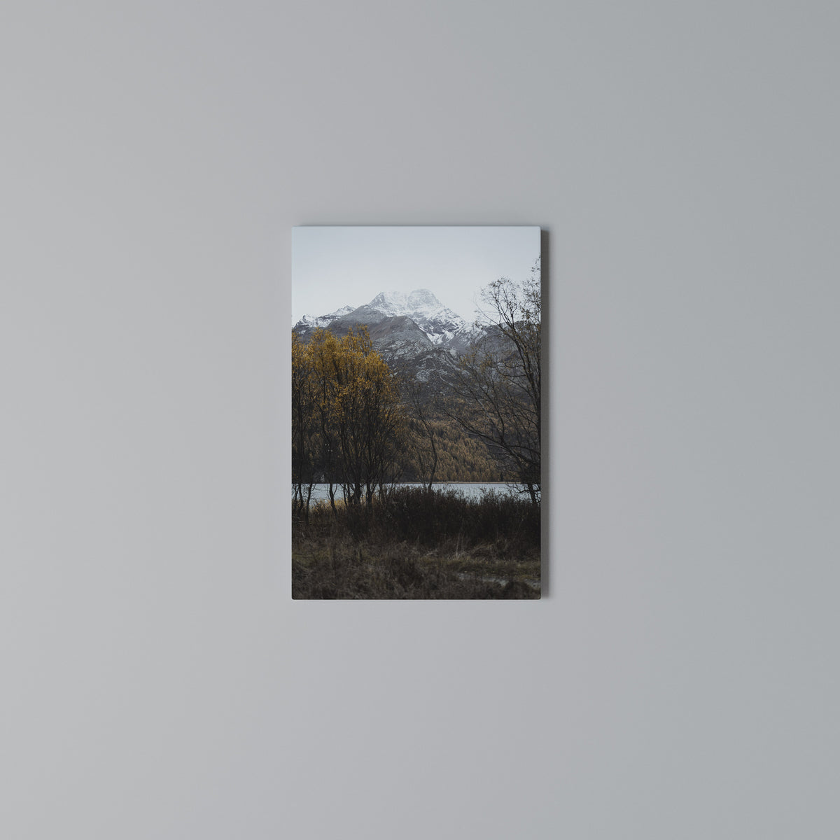 AUTUMN'S SILENT EMBRACE Quadro em tela vertical