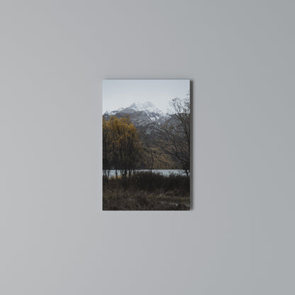 AUTUMN'S SILENT EMBRACE Quadro em tela vertical
