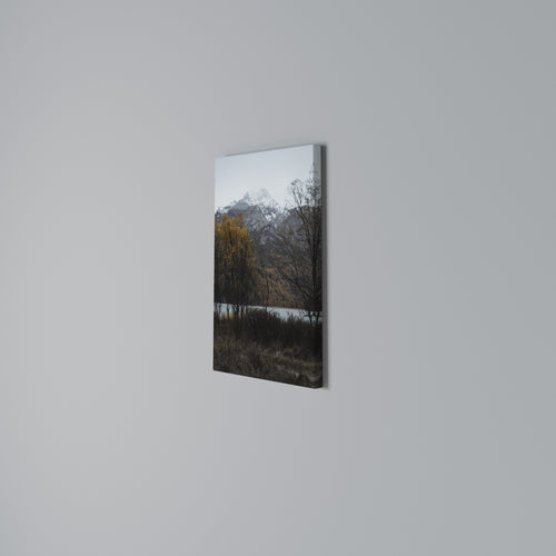 AUTUMN'S SILENT EMBRACE Quadro em tela vertical