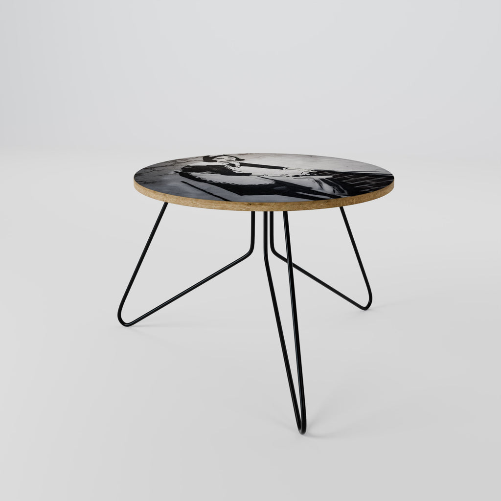 SWEEPING UNDER (BANKSY) Mesa de Centro 60