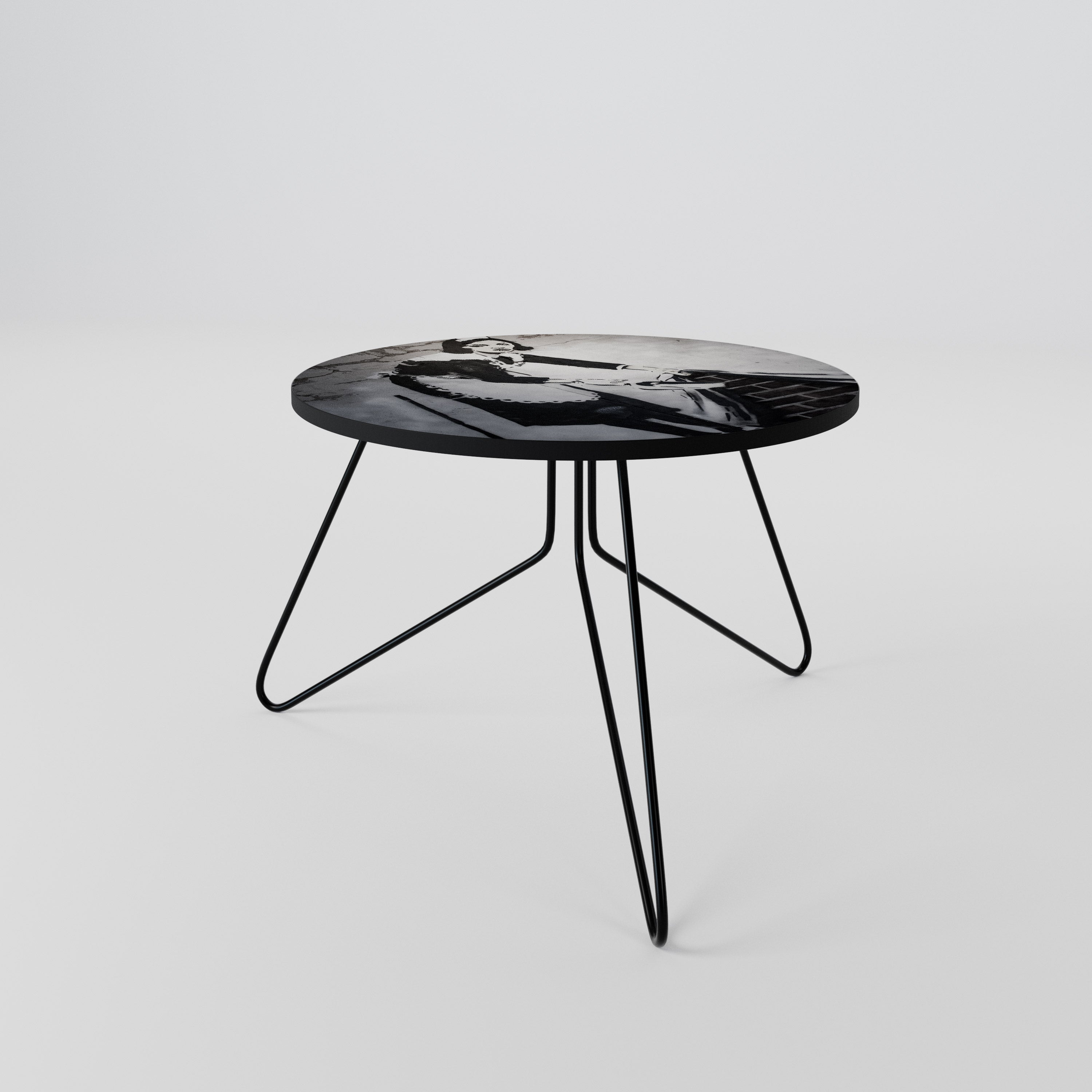 SWEEPING UNDER (BANKSY) Mesa de Centro 60