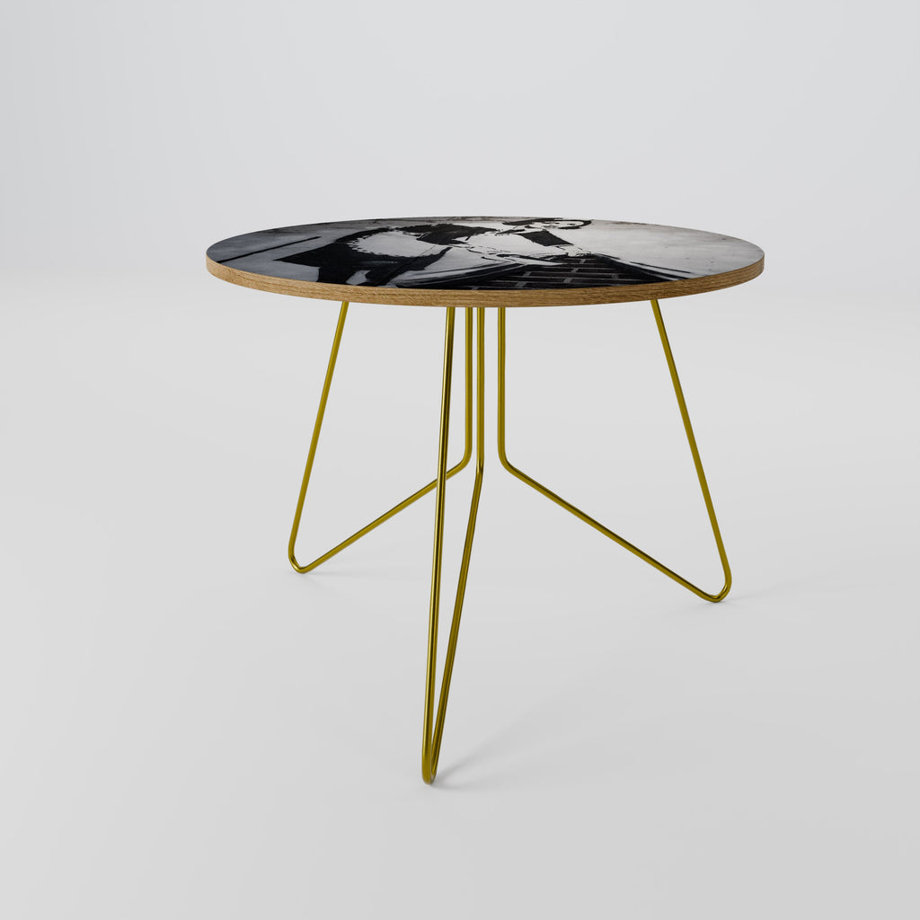 SWEEPING UNDER (BANKSY) Mesa de Centro 69