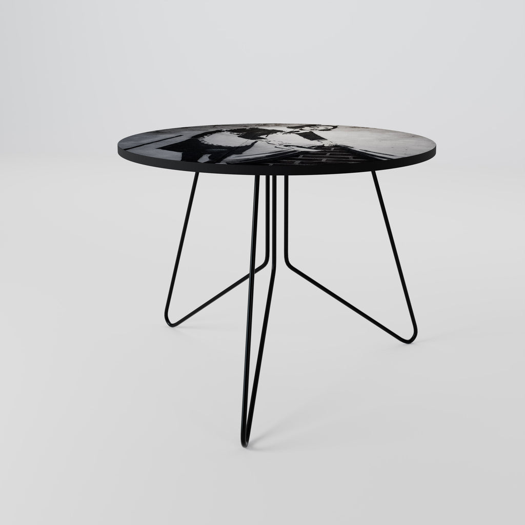 SWEEPING UNDER (BANKSY) Mesa de Centro 69