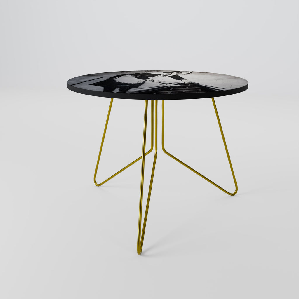 SWEEPING UNDER (BANKSY) Mesa de Centro 69