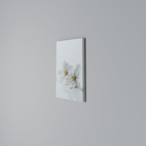 FLEETING WHITE PETALS Quadro em tela vertical
